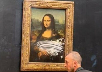 Alldaynews.gr Χαμός στο Λούβρο: Μεταμφιέστηκε σε γυναίκα και πέταξε τούρτα στη Μόνα Λίζα