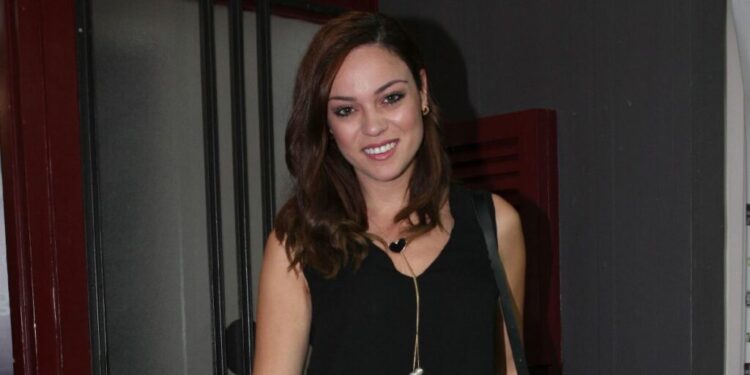 Alldaynews.gr Η Μπάγια Αντωνοπούλου απόλαυσε την παραλία… topless (φωτο)