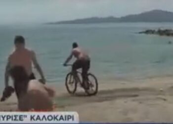Βόλος: Βούτηξε στη θάλασσα με το ποδήλατο σε ζωντανή σύνδεση κι έγινε… viral