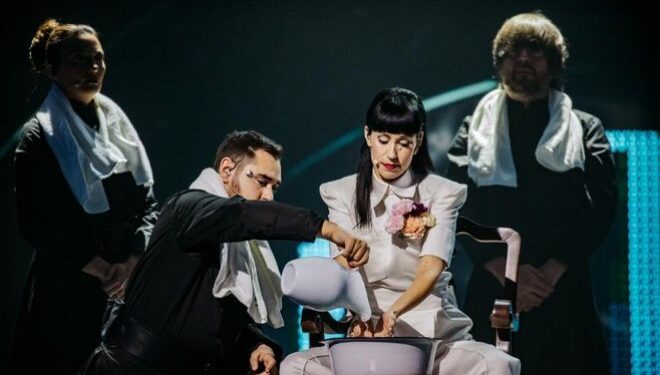 Alldaynews.gr Eurovision 2022: Χαμός με τη Σερβία – Γιατί η τραγουδίστρια πλένει τα χέρια της στη σκηνή