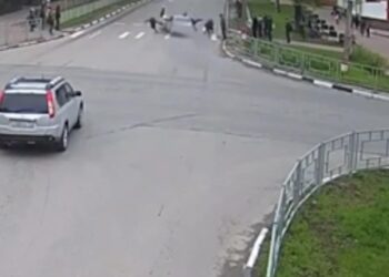 18χρονος πέρασε με κόκκινο και τραυμάτισε τέσσερα παιδιά που περνούσαν από διάβαση πεζών – Δείτε βίντεο