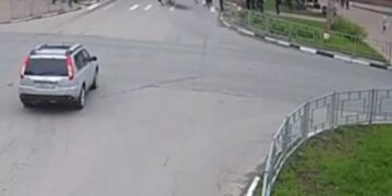 Alldaynews.gr 18χρονος πέρασε με κόκκινο και τραυμάτισε τέσσερα παιδιά που περνούσαν από διάβαση πεζών – Δείτε βίντεο