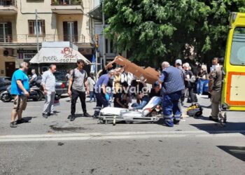 ΠΡΙΝ ΛΙΓΟ: Μηχανή παρέσυρε γυναίκα στο κέντρο της Θεσσαλονίκης – Τραυματίστηκε στο κεφάλι (φωτο)