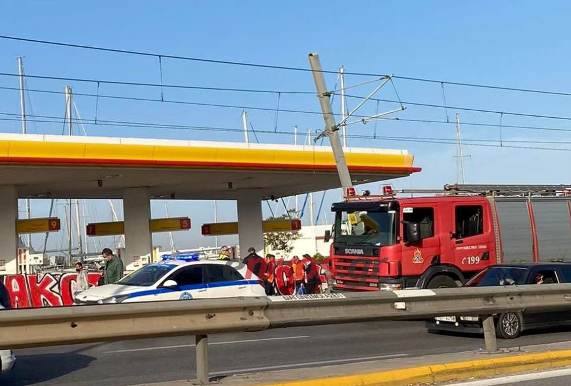 Σοκ στην παραλιακή: Λεωφορείο καρφώθηκε σε κολώνες του τραμ-Υπάρχουν τραυματίες
