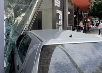 Θεσσαλονίκη: Αυτοκίνητο «καρφώθηκε» σε μαγαζί – «Παραλίγο να γινόμασταν χαλκομανία» (video)