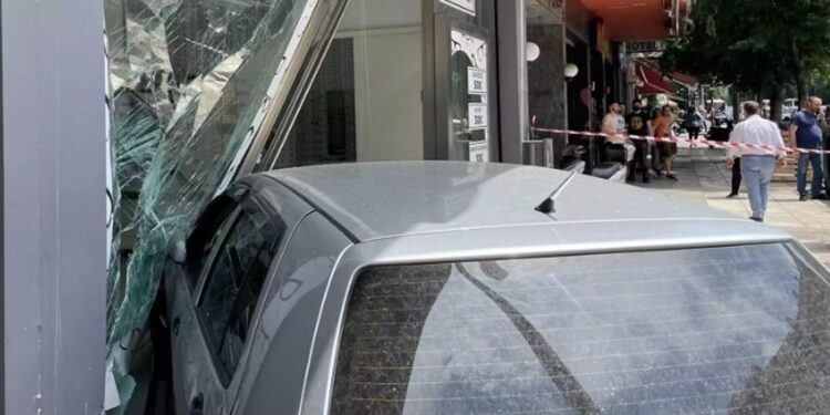 Θεσσαλονίκη: Αυτοκίνητο «καρφώθηκε» σε μαγαζί – «Παραλίγο να γινόμασταν χαλκομανία» (video)
