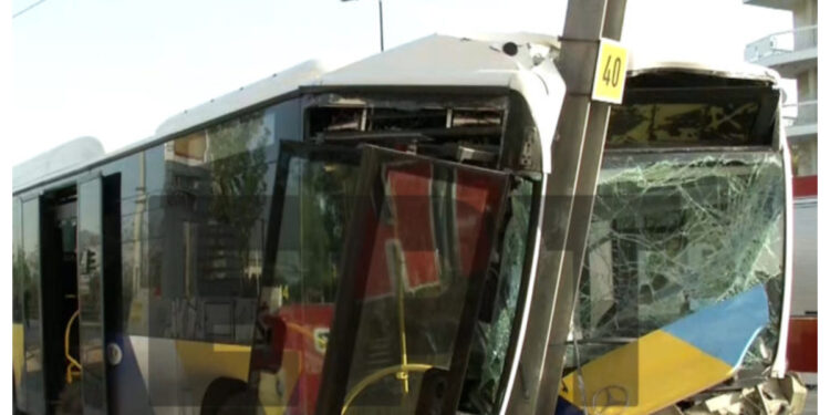 Σοκ στην παραλιακή: Λεωφορείο καρφώθηκε σε κολώνες του τραμ – Υπάρχουν τραυματίες