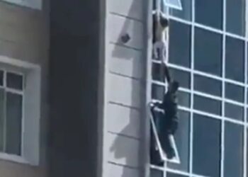 Δραματικό βίντεο: Σώζει 3χρονη που κρεμόταν από παράθυρο 8ου ορόφου – «Δεν είμαι ήρωας. Ο καθένας πρέπει να βοηθά όπως μπορεί»