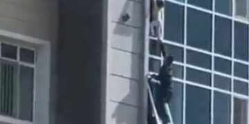 Δραματικό βίντεο: Σώζει 3χρονη που κρεμόταν από παράθυρο 8ου ορόφου – «Δεν είμαι ήρωας. Ο καθένας πρέπει να βοηθά όπως μπορεί»