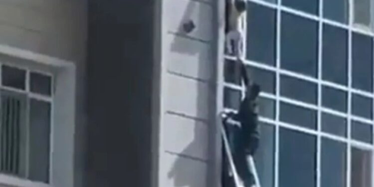 Δραματικό βίντεο: Σώζει 3χρονη που κρεμόταν από παράθυρο 8ου ορόφου – «Δεν είμαι ήρωας. Ο καθένας πρέπει να βοηθά όπως μπορεί»