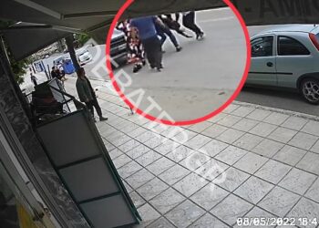 Alldaynews.gr Δέρνουν αστυνομικό που τους έκανε παρατήρηση για τον παρκάρισμα – Βίντεο ντοκουμέντο
