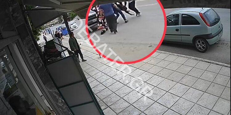 Alldaynews.gr Δέρνουν αστυνομικό που τους έκανε παρατήρηση για τον παρκάρισμα – Βίντεο ντοκουμέντο