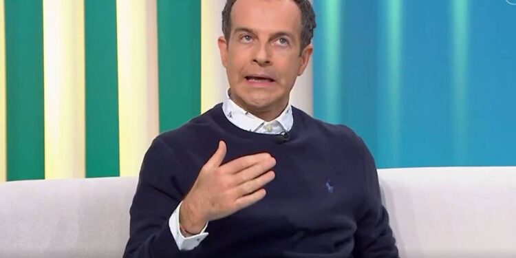 Alldaynews.gr Άρης Καβατζίκης: Συγκινεί ο δημοσιογράφος για τον θάνατο του αδελφού του και της μητέρας του