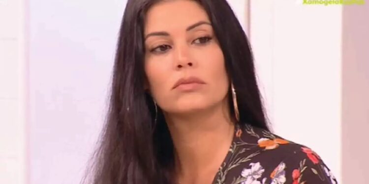 Η Μαρία Κορινθίου έμεινε “μισή” – Μεγάλη αλλαγή στην εμφάνισή της – Ο Γιάννης μου το είχε πει: “Μαρία κάνε κάτι γιατί έχεις παχύνει”