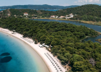 Εθελοντές καθάριζαν παραλία στη Σκιάθο και βρήκαν 2,5 κιλά κοκαΐνη