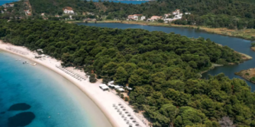 Εθελοντές καθάριζαν παραλία στη Σκιάθο και βρήκαν 2,5 κιλά κοκαΐνη