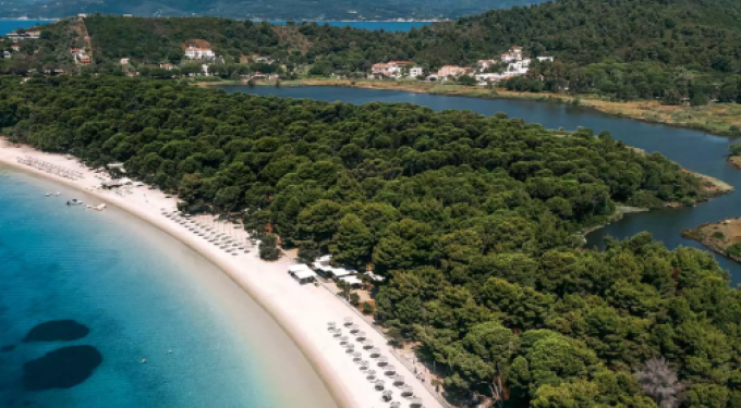 Εθελοντές καθάριζαν παραλία στη Σκιάθο και βρήκαν 2,5 κιλά κοκαΐνη