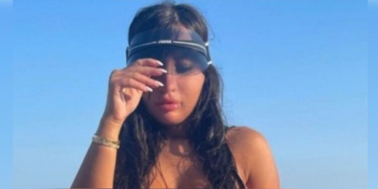 Alldaynews.gr «Αλληθώρισε» ολόκληρη η Μύκονος: Η Αλβανίδα influencer τα πέταξε όλα και… έμεινε τελείως γυμvή!