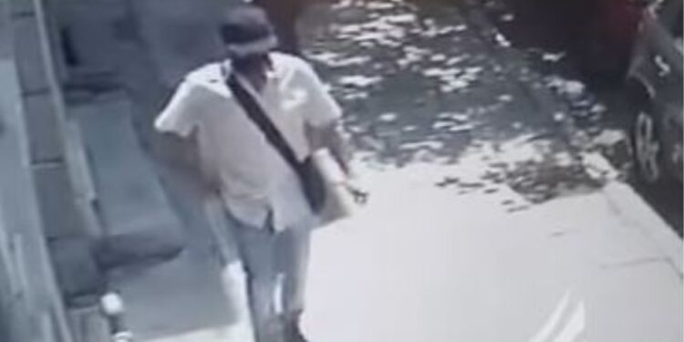 Alldaynews.gr Πειραιάς: Ληστής ακολούθησε 11χρονο μετά το σχολείο – Τον έσπρωξε και μπήκε στο σπίτι του