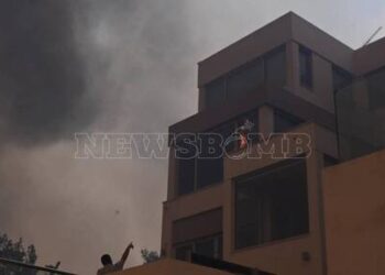 Φωτιά τώρα: Η στιγμή που καίγεται το πρώτο σπίτι στη Βούλα – Συγκλονιστικό βίντεο