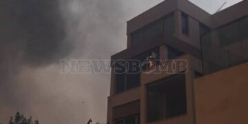 Alldaynews.gr Φωτιά τώρα: Η στιγμή που καίγεται το πρώτο σπίτι στη Βούλα – Συγκλονιστικό βίντεο