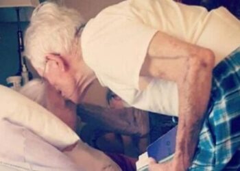 Αυτή η γιαγιά μόλις πέθανε, ο παππούς της ψιθύρισε κάτι στο αφτί. Ένα χρόνο μετά συμβαίνει μια ανατριχιαστική σύμπτωση