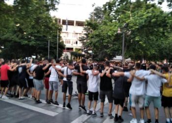 ΑΕΛ: Πανηγύρισαν με καπνογόνα την αποχώρηση Κούγια οι οπαδοί της (video)