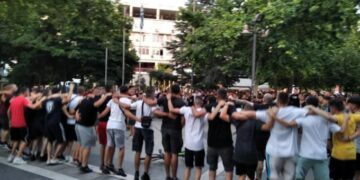 Alldaynews.gr ΑΕΛ: Πανηγύρισαν με καπνογόνα την αποχώρηση Κούγια οι οπαδοί της (video)