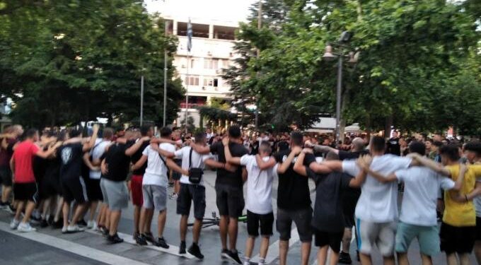 Alldaynews.gr ΑΕΛ: Πανηγύρισαν με καπνογόνα την αποχώρηση Κούγια οι οπαδοί της (video)