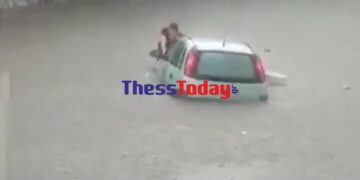 Alldaynews.gr Θεσσαλονίκη – Αδιανόητες εικόνες: Οδηγός σπρώχνει το βυθισμένο ΙΧ του – Μαρτυρία γυναίκας: «Κολυμπήσαμε για να βγούμε» (video)
