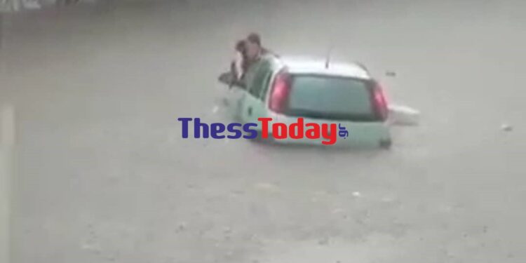 Alldaynews.gr Θεσσαλονίκη – Αδιανόητες εικόνες: Οδηγός σπρώχνει το βυθισμένο ΙΧ του – Μαρτυρία γυναίκας: «Κολυμπήσαμε για να βγούμε» (video)