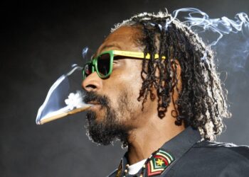 Μεγάλη καρδιά: Ο Snoop Dogg έδωσε αύξηση στον υπάλληλο που του στρίβει τα τσιγάρα