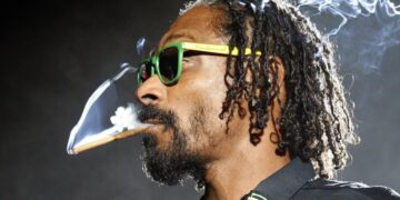 Alldaynews.gr Μεγάλη καρδιά: Ο Snoop Dogg έδωσε αύξηση στον υπάλληλο που του στρίβει τα τσιγάρα