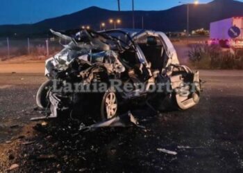 Σοκαριστικό τροχαίο με ένα νεκρό – Άμορφη μάζα το αυτοκίνητο το οποίο καρφώθηκε σε φορτηγό (φωτο, video)