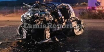 Alldaynews.gr Σοκαριστικό τροχαίο με ένα νεκρό – Άμορφη μάζα το αυτοκίνητο το οποίο καρφώθηκε σε φορτηγό (φωτο, video)