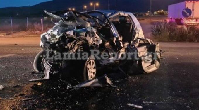 Alldaynews.gr Σοκαριστικό τροχαίο με ένα νεκρό – Άμορφη μάζα το αυτοκίνητο το οποίο καρφώθηκε σε φορτηγό (φωτο, video)