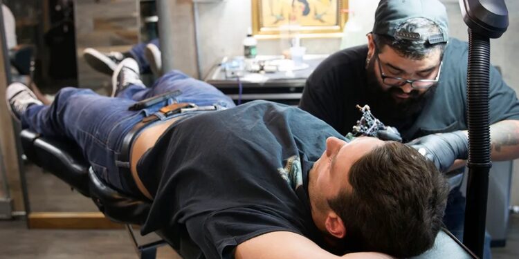 Πήγε να βγάλει με λέιζερ το «καταραμένο» τατουάζ και δεν πίστευαν στα μάτια τους: «Δεν είναι δυνατόν να έκανες αυτό το πράμα»