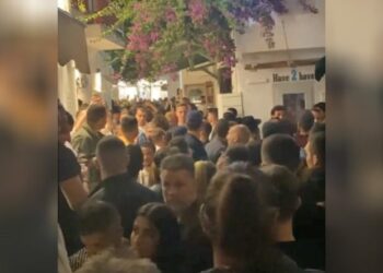 Άγριος ξυλοδαρμός μητέρας από τον ανήλικο γιο της σε καφέ της Μυκόνου