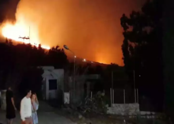 Φωτιά στην Πάρο: Σώθηκε το μοναστήρι του Αγίου Αντωνίου – Ενώθηκαν δύο μέτωπα (video)