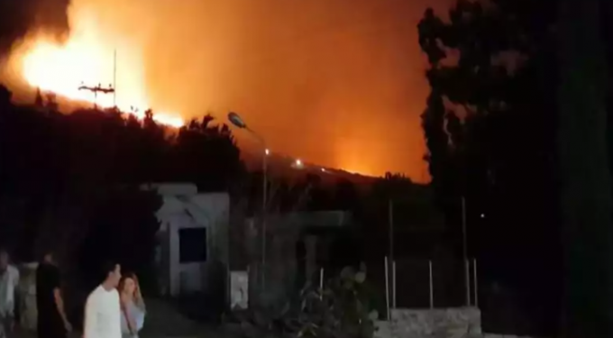 Alldaynews.gr Φωτιά στην Πάρο: Σώθηκε το μοναστήρι του Αγίου Αντωνίου – Ενώθηκαν δύο μέτωπα (video)