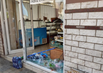 Θεσσαλονίκη: ΙΧ παρέσυρε δύο πεζές κοπέλες και καρφώθηκε σε τζαμαρία καταστήματος (video)