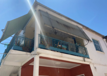 Λάρισα: Αυτό είναι το σπίτι όπου ήταν κλεισμένη η 51χρονη επί 42χρόνια