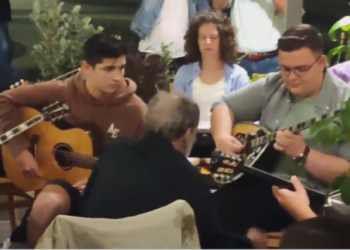 Ο τεράστιος Σταύρος Ξαρχάκος διευθύνει ορχήστρα πιτσιρικάδων σε ταβέρνα της Σύρου (video)