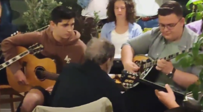 Ο τεράστιος Σταύρος Ξαρχάκος διευθύνει ορχήστρα πιτσιρικάδων σε ταβέρνα της Σύρου (video)