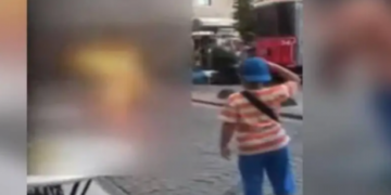 Alldaynews.gr Νεαρός αυτοπυρπολήθηκε στην Κωνσταντινούπολη και το πλήθος τον τραβούσε βίντεο (Σκληρές εικόνες)