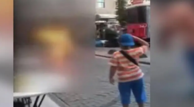 Alldaynews.gr Νεαρός αυτοπυρπολήθηκε στην Κωνσταντινούπολη και το πλήθος τον τραβούσε βίντεο (Σκληρές εικόνες)