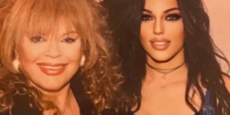 Κέλλυ Κελεκίδου: «Kράξιμο» για την υπερβολικά πειραγμένη φωτογραφία με την Ρίτα Σακελλαρίου