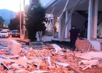 Ισχυρότατη έκρηξη σε παλιό ξυλουργείο στο Μενίδι – Βομβαρδισμένο τοπίο το σημείο