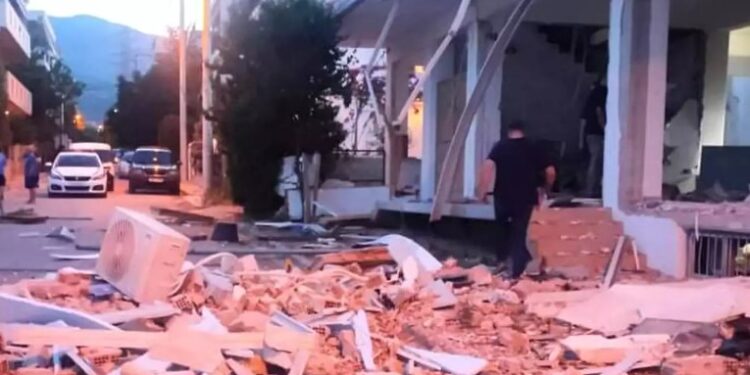 Alldaynews.gr Ισχυρότατη έκρηξη σε παλιό ξυλουργείο στο Μενίδι – Βομβαρδισμένο τοπίο το σημείο