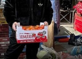 Γνωστός τραγουδιστής πουλάει φρούτα στη λαϊκή-«Ξυπνάω καθημερινά στις 5 το πρωί»[photos]